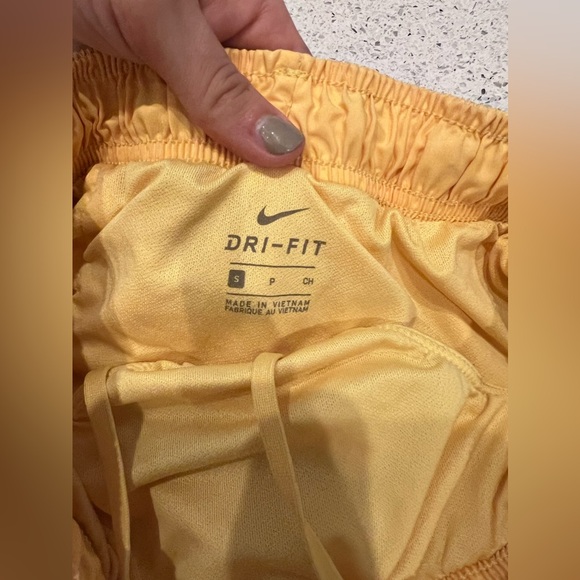 Classic women’s Nike shorts - Picture 3 of 4